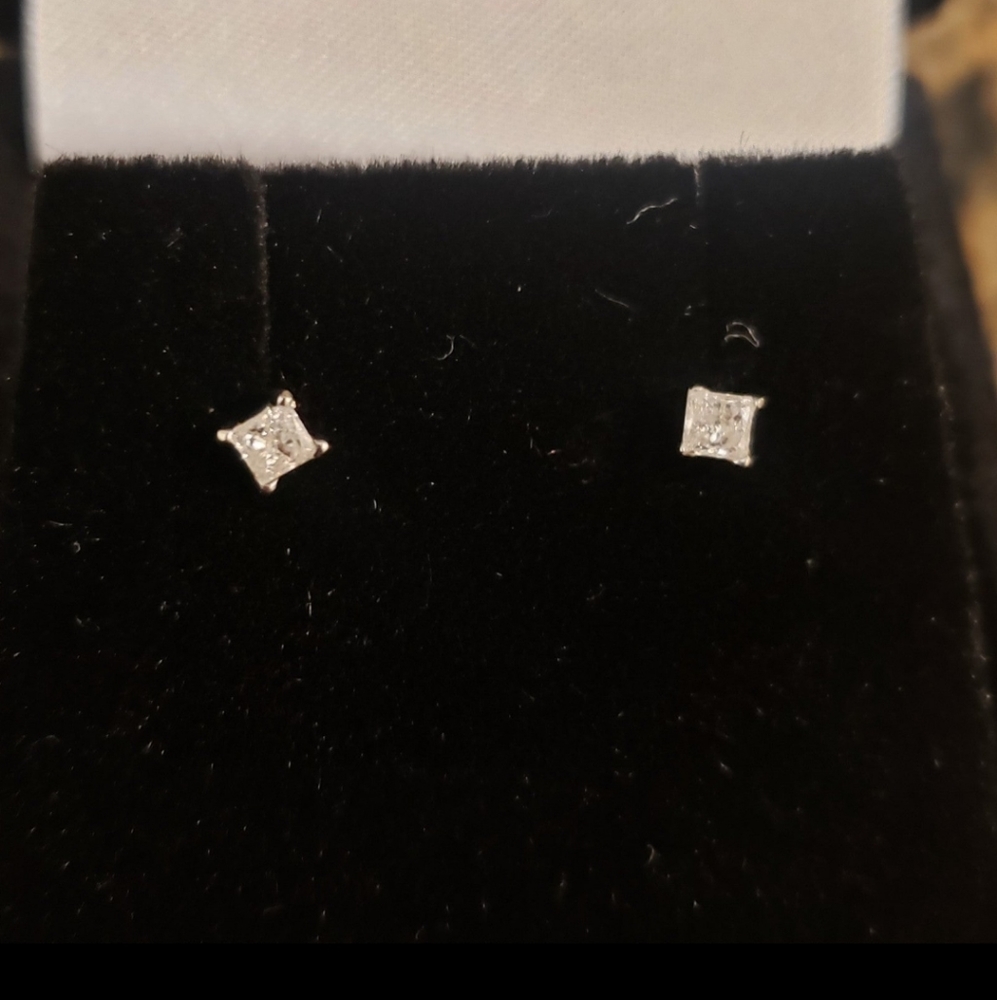 14k solid gold geniune diamond solitaire stud earings - Picture 6 of 9